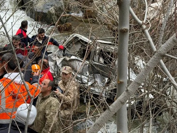Bitlis'te Can Pazarı! Hafif Ticari Araç Dereye Uçtu